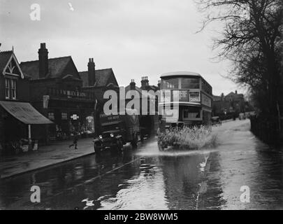 Strade allagate a Sidcup , Kent . Il doppio autobus dekker attraversa l'acqua . 1937 Foto Stock