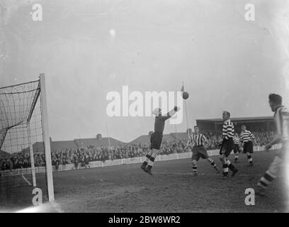 Dartford vs. Partita di calcio Darlington . Azione di fronte al traguardo , il portiere fa un salvataggio spettacolare . 1937 Foto Stock