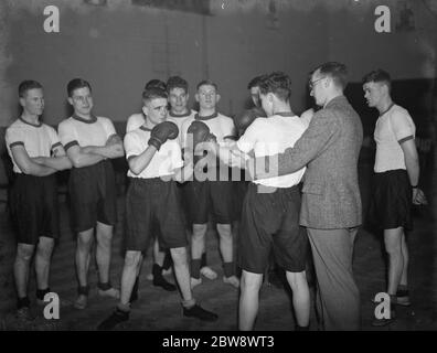 Il team di boxe dell'esercito territoriale di Dartford durante l'allenamento . 14 gennaio 1939 Foto Stock