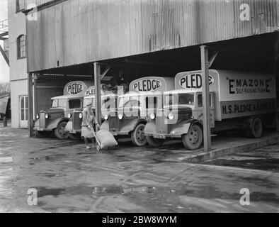 I camion di Bedford appartenenti a Pedge & Son Ltd , la società di fresatura , sono stati caricati in un garage presso il loro Victoria Mills situato ad Ashford, Kent . 1939 Foto Stock