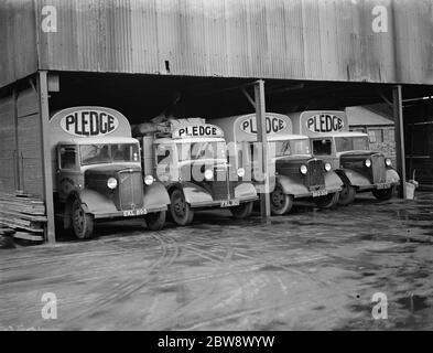 I camion di Bedford appartenenti a Pedge & Son Ltd , la società di fresatura , in un garage presso il loro Victoria Mills situato ad Ashford, Kent . 1939 Foto Stock