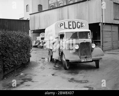 Un lavoratore parla con il conducente di un camion Bedford caricato appartenente a Pedge & Son Ltd , la società di fresatura , come tira fuori il loro Victoria Mills situato ad Ashford , Kent . 1939 Foto Stock