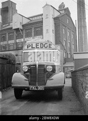 Un camion Bedford carico appartenente a Pedge & Son Ltd , la società di fresatura , estrae i loro Victoria Mills situati ad Ashford , Kent . 1939 Foto Stock