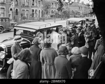Il signor D Rudlins e la signora M Stables di Eltham si arrampicano sulla loro macchina da matrimonio dopo la cerimonia . 23 aprile 1938 Foto Stock