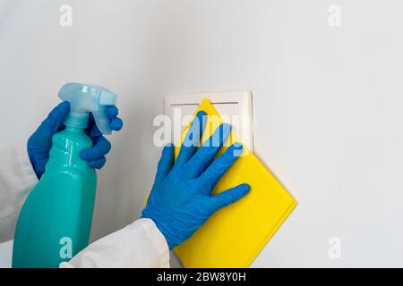 Pulizia profonda e disinfezione, protezione, lavori domestici, COVID 19, coronavirus Foto Stock