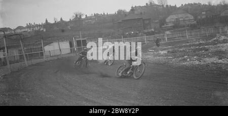 Le moto da Speedway si piegano alla pista di Crayford. 1936 Foto Stock