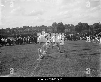 Scuola atletica a Bromley County ragazze scuola . Gli ostacoli gara . 1936 Foto Stock