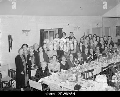 La festa di compleanno del Farningham Womens Institute . Una foto di gruppo . 1939 . Foto Stock