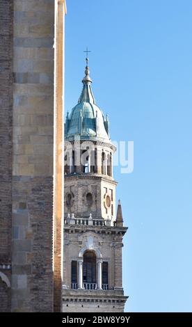 Particolare della torre della Chiesa di San Giovanni Evangelista, vista dalla torre del Duomo di Parma, in una giornata di sole in inverno Foto Stock