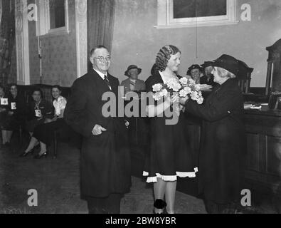 La regina del Carnevale di Dartford, Miss Joan Tompkins, riceve bouquet dal sindaco e dalla mayoressa di Dartford MR e dalla sig.ra e R Blackman . 1 maggio 1939 Foto Stock