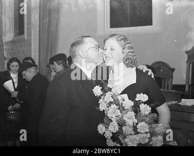 La regina del Carnevale di Dartford, Miss Joan Tompkins, riceve un bacio dal sindaco di Dartford, signor e R Blackman . 1 maggio 1939 Foto Stock