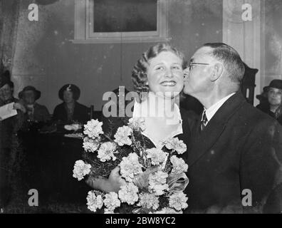 La regina del Carnevale di Dartford, Miss Joan Tompkins, riceve un bacio dal sindaco di Dartford, signor e R Blackman . 1 maggio 1939 Foto Stock