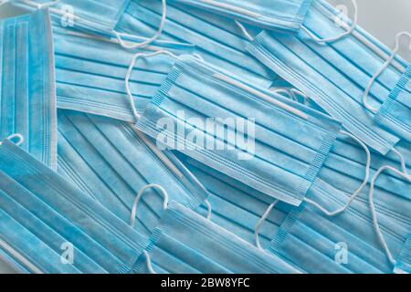 Pulizia delle maniglie delle porte con antisettico durante un'epidemia virale Foto Stock