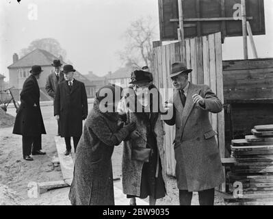 Una donna anziana viene mostrata intorno alla nuova sede di Dartford , Kent . 1937 Foto Stock