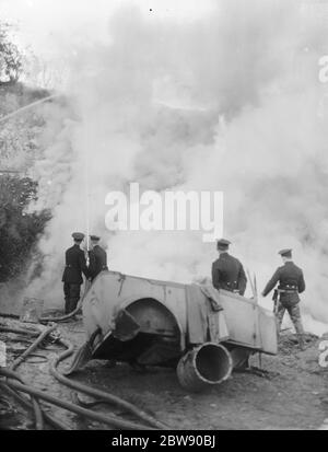 Fumo che si alza in grumi da un incendio alla discarica di pneumatici a Ruxley , Kent . 2 giugno 1937 Foto Stock