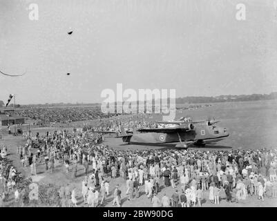Empire Air Day a Biggin Hill, Kent . Un aereo Bombay Bristol Type 138 sull'erba con una linea di Hawker Harts che segue . 29 maggio 1937 Foto Stock