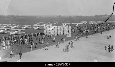 RAF Empire Air Day , Biggin Hill , gloster Guntlets di 32 e 79 squadroni sulla asfalto per il pubblico a vedere . 1937 Foto Stock