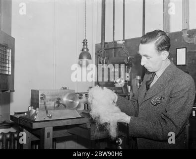 Il signor Albert Deering con una cera da registrazione . 1939 Foto Stock
