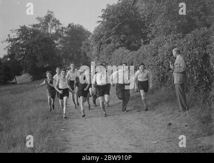 Rifugiati ebrei che corrono nei campi di Chislehurst , Kent . 1939 rifugiati e sopravvissuti dall'affondamento delle SS Athenia nel settembre 1939 Fotografia di John Topham. Sono stati sistemati / trattati a Gorse, Chiselhurst, Kent Foto Stock