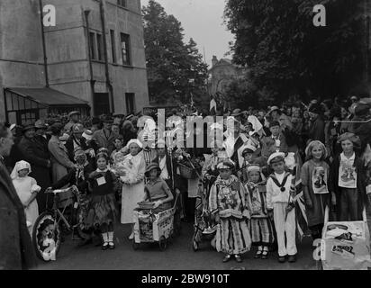 Il Carnevale dell'incoronazione attraverso la strada della pietra , Kent , per celebrare l'incoronazione del re Giorgio VI . 1937 Foto Stock