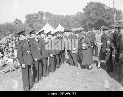 Il torneo nazionale di vigili del fuoco . I vigili del fuoco di Dartford stanno all'attenzione mentre sono sotto controllo . 1939 Foto Stock