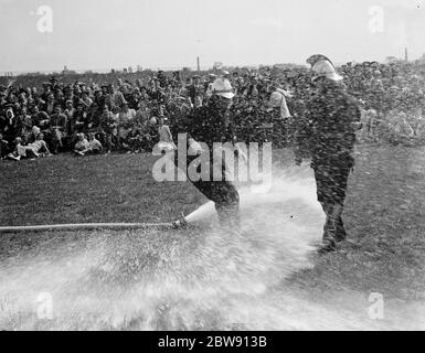 Il torneo nazionale di vigili del fuoco . Trapano per tubo antincendio . 1939 Foto Stock