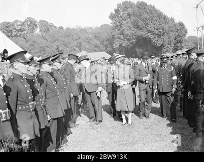 Il torneo nazionale di vigili del fuoco . I vigili del fuoco di Dartford stanno all'attenzione mentre sono sotto controllo . 1939 Foto Stock