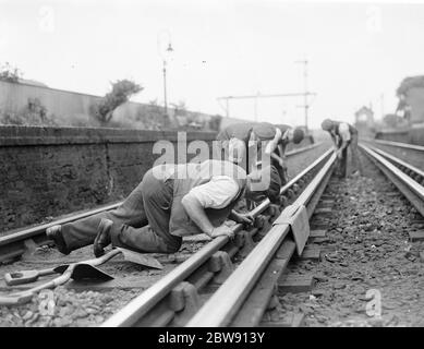 Un ringhiere che misura le linee ferroviarie a Sidcup , Kent . 1937 Foto Stock