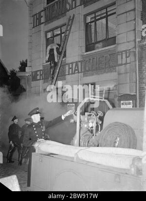 Dimostrazione del servizio antincendio ausiliario presso l'ufficio di The Kentish Mercury a Greenwich , Londra . 1938 . Foto Stock