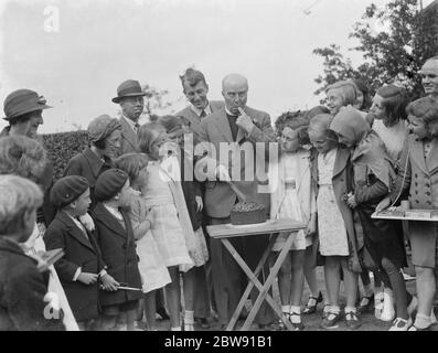 Canon R S Greaves mostra di una torta per i bambini a Chislehurst , Kent . 1939 Foto Stock