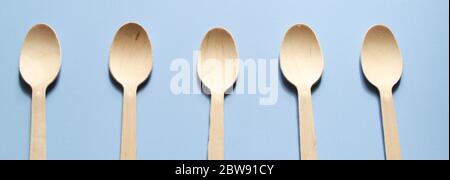 I cucchiai sono disposti in fila. Stoviglie eco-compatibili in legno. Foto Stock