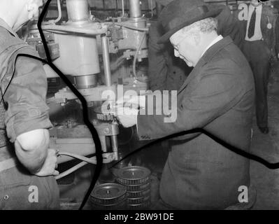 Sir Howard Kingsley Wood , Segretario di Stato per l' aria , in visita alla fabbrica Vickers di Crayford , Kent . 1939 Foto Stock