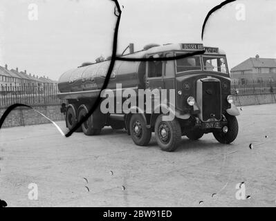 Un carro armato appartenente alla Dussex Brothers & Co Ltd , i raffinatori di petrolio con sede a Crayford , Kent . 1939 Foto Stock