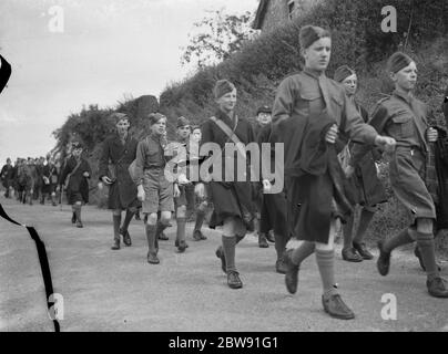 Peter MiIlson e gli altri ragazzi dei cadetti della scuola di St Dunstan marciano lungo la strada . 1939 . Foto Stock