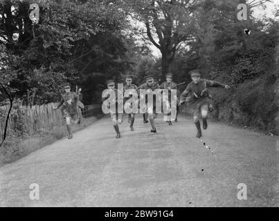 Ragazzi della scuola St Dunstan ' s Cadets esecuzione di esercitazioni campo armati con Lee Enfield N. i Mk.III fucili . 1939 . Foto Stock