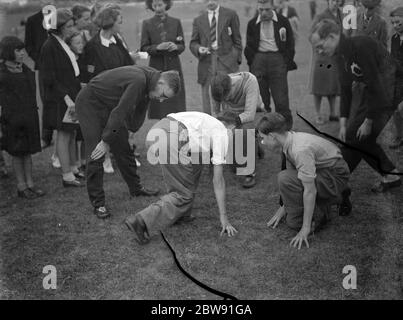 Sydney Wooderson , il grande corridore britannico di distanza media e detentore del record mondiale di miglio , insegna ai ragazzi la tecnica di partenza sprinting . 1939 Foto Stock