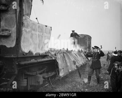 Vigili del fuoco che si occupano di un incendio su un treno a Swanley , Kent . 1938 Foto Stock