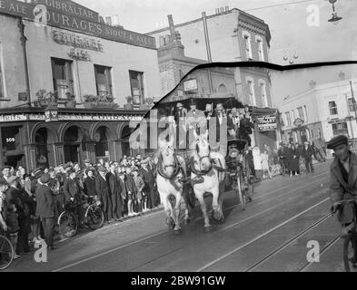 Una vecchia diligenza con i passeggeri che si aggirano lungo Deptford High Street . 1939 Foto Stock