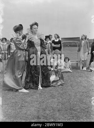 La parata elisabettiana alla Westwood Central School di Bexley, Londra . La signorina Thelma Brown come Regina Elisabetta i . 1939 Foto Stock