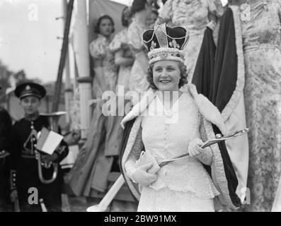 La signora Joan , la regina del Carnevale di Dartford , dopo la sua incoronazione . 1939 . Foto Stock