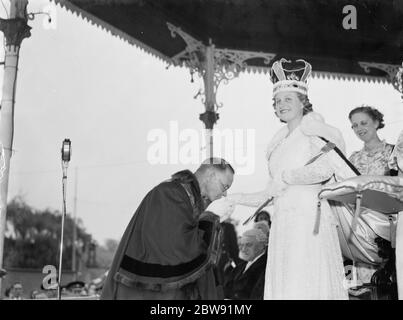 L'incoronazione della Regina del Carnevale di Dartford , Miss Joan , da parte del Sindaco e Consigliere Blackman . 1939 . Foto Stock