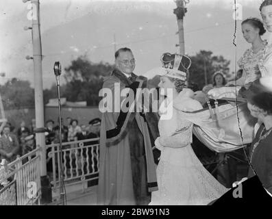 L'incoronazione della Regina del Carnevale di Dartford , Miss Joan , da parte del Sindaco e Consigliere Blackman . 1939 . Foto Stock