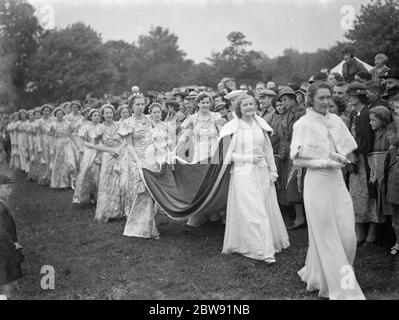 La signora Joan , la regina del Carnevale di Dartford e i suoi partecipanti . 1939. Foto Stock