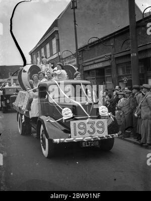 La signora Joan , la regina del Carnevale di Dartford , e la sua retinue , sul retro di un camion a pianale , in processione . 1939 . Foto Stock