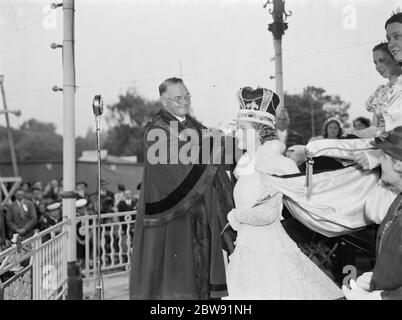 L'incoronazione della Regina del Carnevale di Dartford , Miss Joan , da parte del Sindaco e Consigliere Blackman . 1939 . Foto Stock