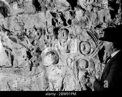 All'interno delle grotte di Chislehurst che mostrano le sculture del tempo della guerra (prima guerra mondiale). 1938 Foto Stock