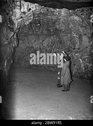 Uomini all'interno delle grotte di Chislehurst nei negozi esplosivi . 1938 Foto Stock