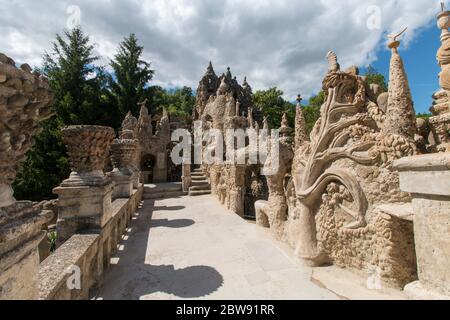 Palais Ideal du facteur Cheval. Maison. Curiosità, edificio surreale, architettura d'arte naïve, costruita da Ferdinand Cheval, postino. Foto Stock