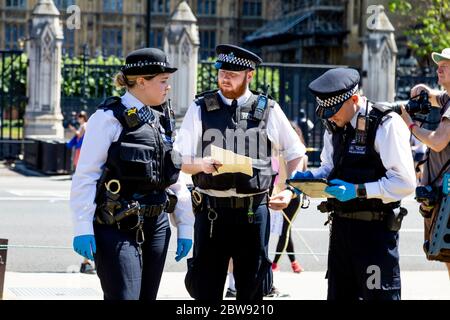 30 maggio 2020 Londra, UK - la ribellione estinguente ha tacito a Westminster la protesta socialmente distanziata contro i cambiamenti climatici, i manifestanti sono stati multati e portati via dalla polizia per aver violato le normative del coronavirus Foto Stock