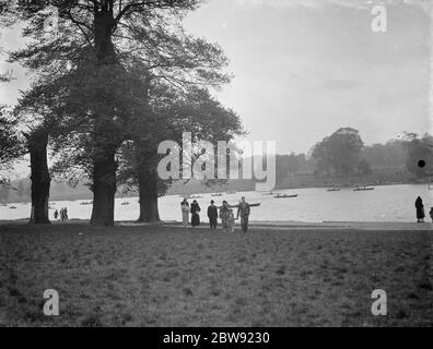 Barche a remi sul lago al Parco Danson vicino a Bexleyheath in Kent . 1938 Foto Stock